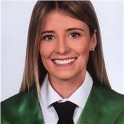 Profesora titulada en Educación Primaria y con c1 en inglés. Me considero una persona alegre, responsable, y organizada.